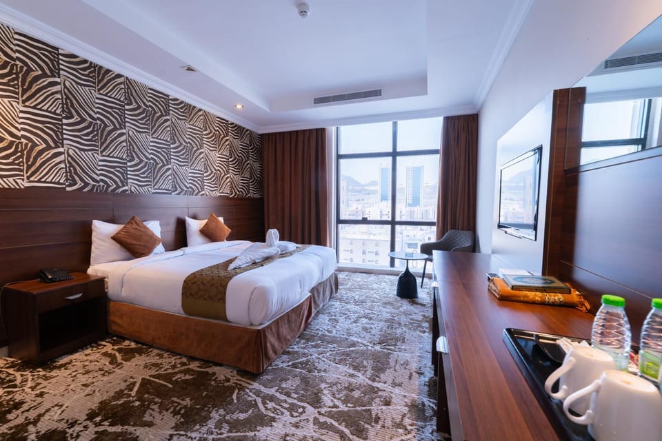 View (from property/room), Balcony/Terrace, Bedroom, City view