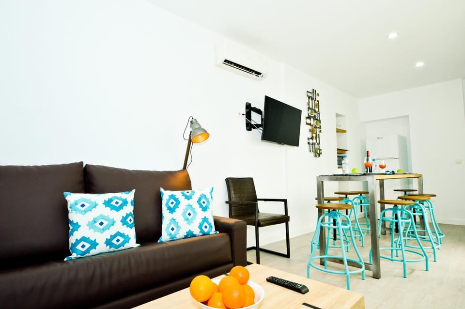TV and multimedia, Living room, Seating area, Dining area, air conditioner