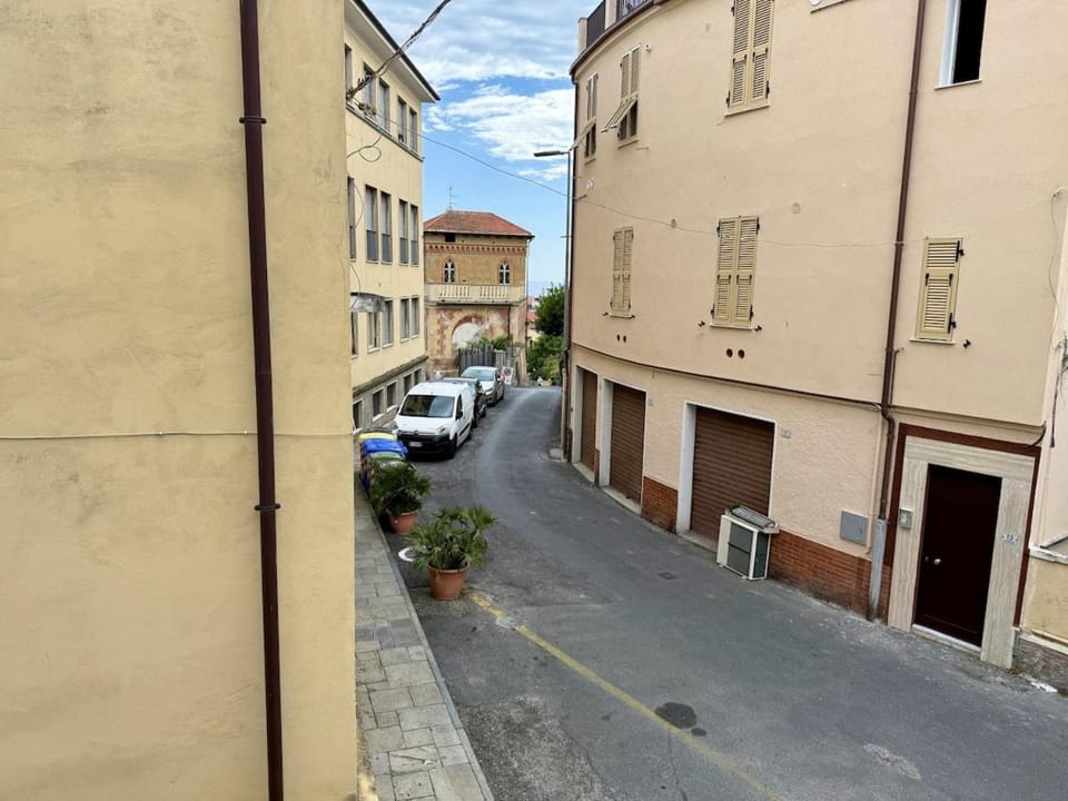 Day, City view, Street view, Location, Parking