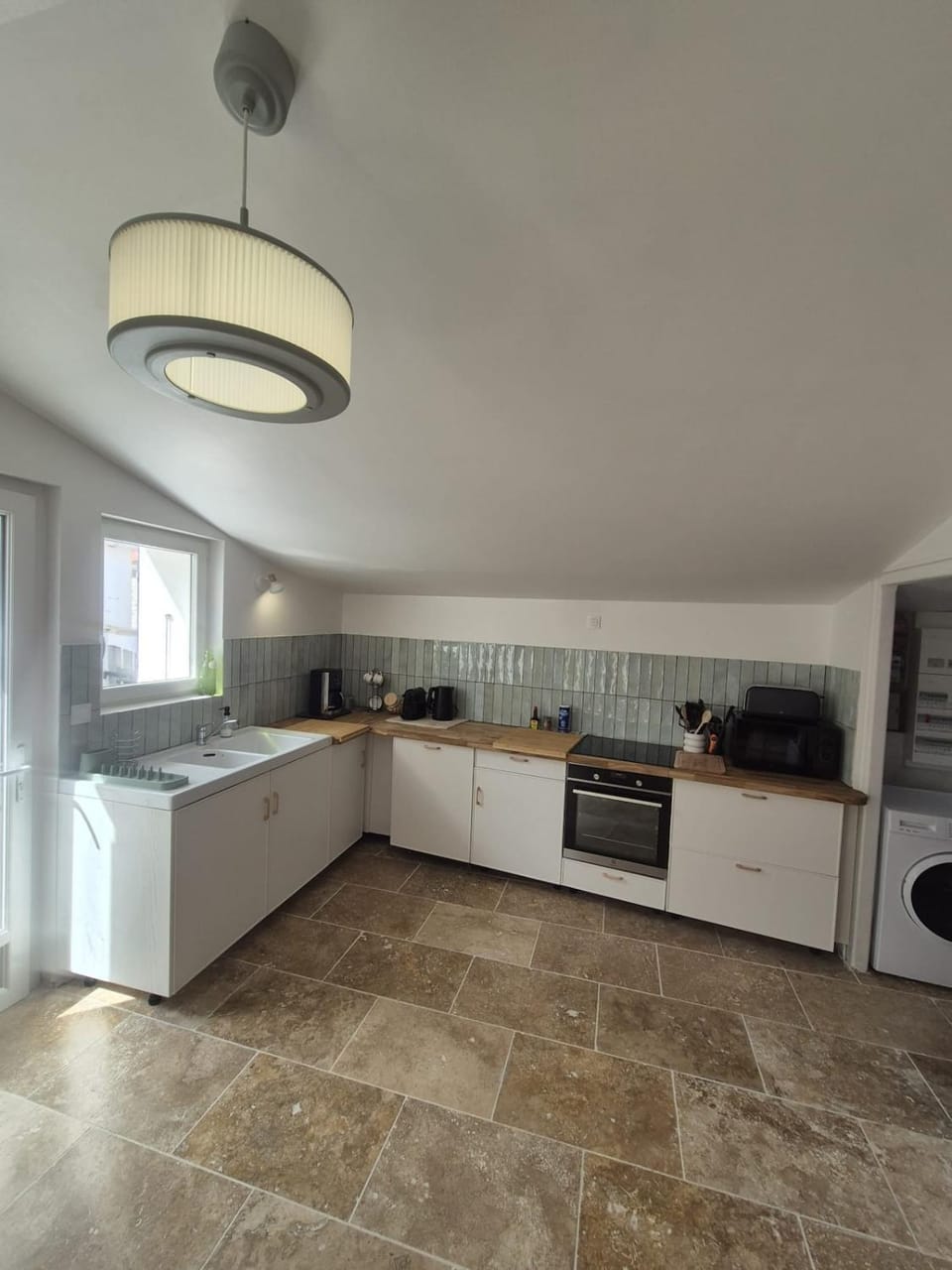 Kitchen or kitchenette, dishwasher, stove