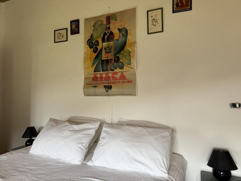 Bed, Photo of the whole room, Decorative detail, Bedroom