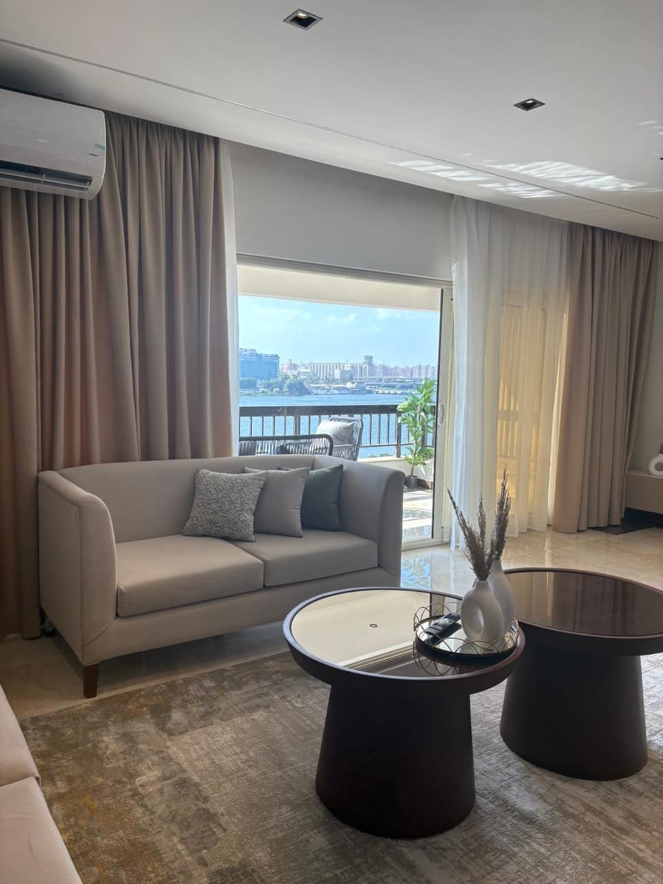 Natural landscape, View (from property/room), Balcony/Terrace, Living room, Seating area, Lake view, River view