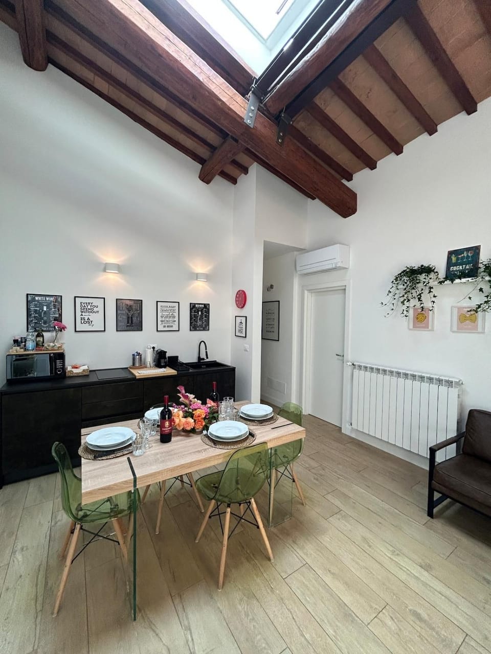 Kitchen or kitchenette, Living room, Seating area, Dining area