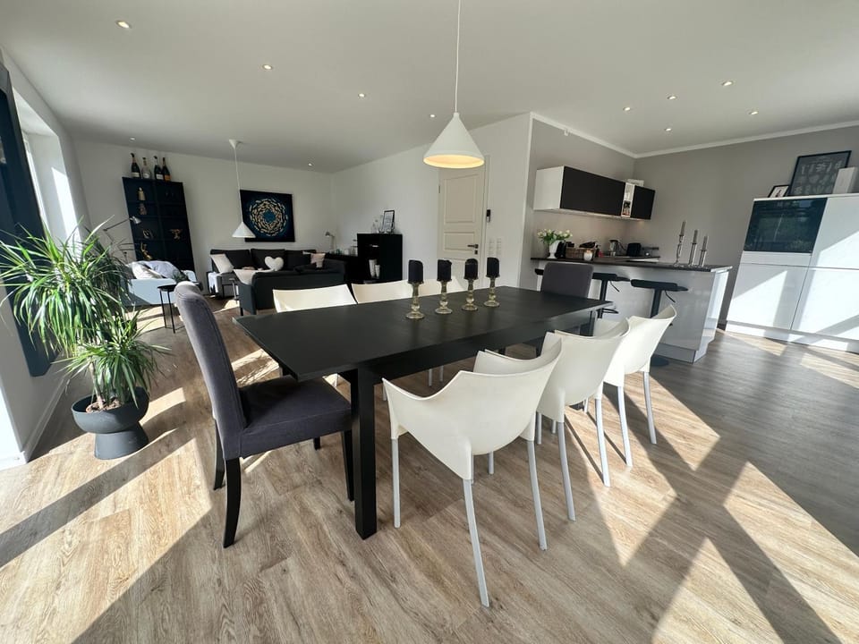Communal lounge/ TV room, TV and multimedia, Kitchen or kitchenette, Living room, Decorative detail, Dining area