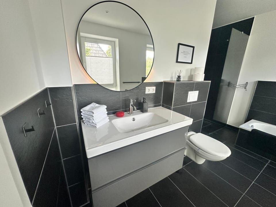 Shower, Toilet, Bathroom, Photo of the whole room, Decorative detail, Bath, towels