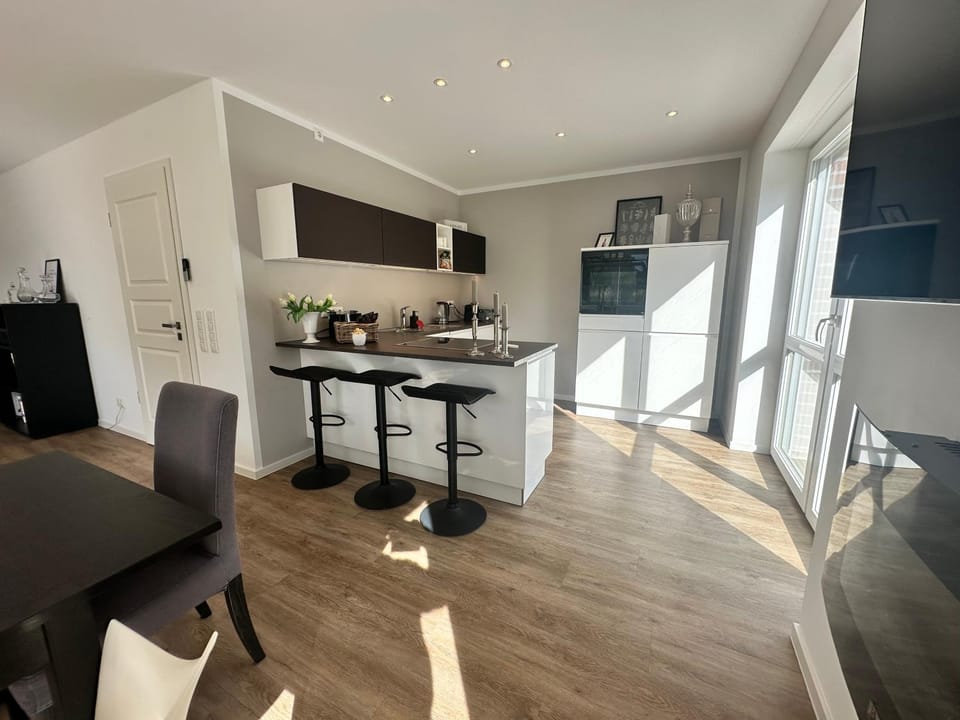 TV and multimedia, Kitchen or kitchenette, Photo of the whole room, Seating area, Dining area, oven, stove