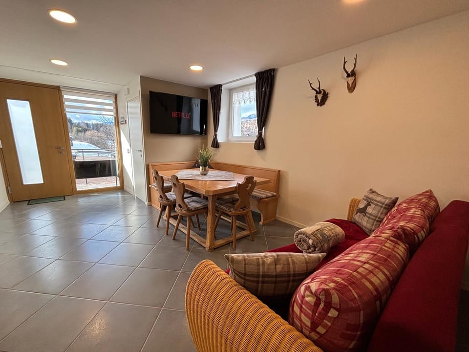 Communal lounge/ TV room, TV and multimedia, Living room, Seating area, Dining area, Evening entertainment