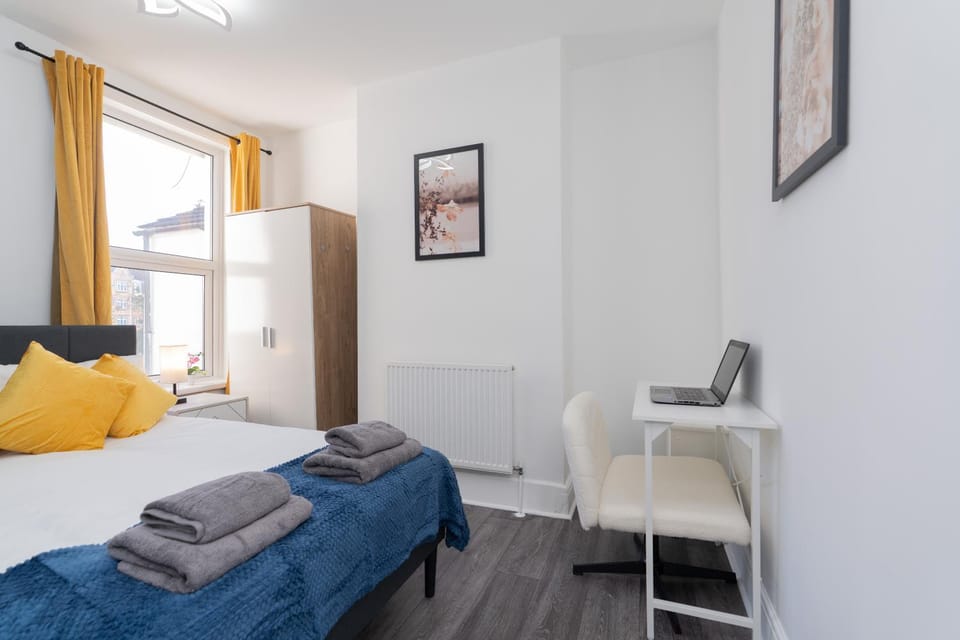 Open Mind Property - Stylish 4BR House with 7 Beds Apartment in Portsmouth