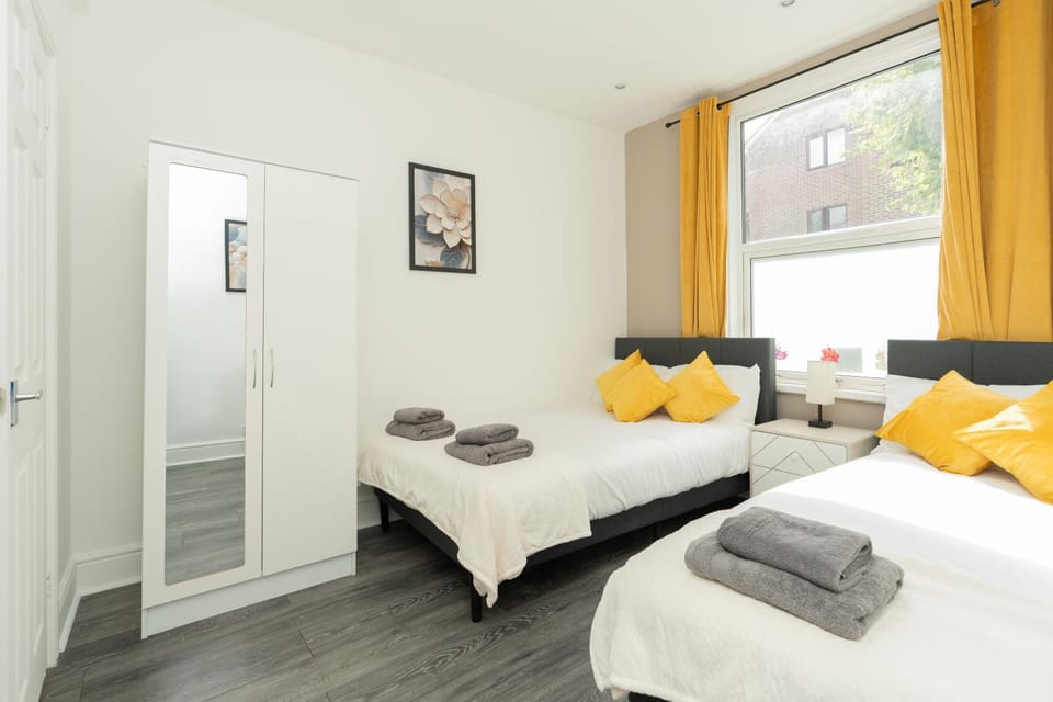 Open Mind Property - Stylish 4BR House with 7 Beds Apartment in Portsmouth