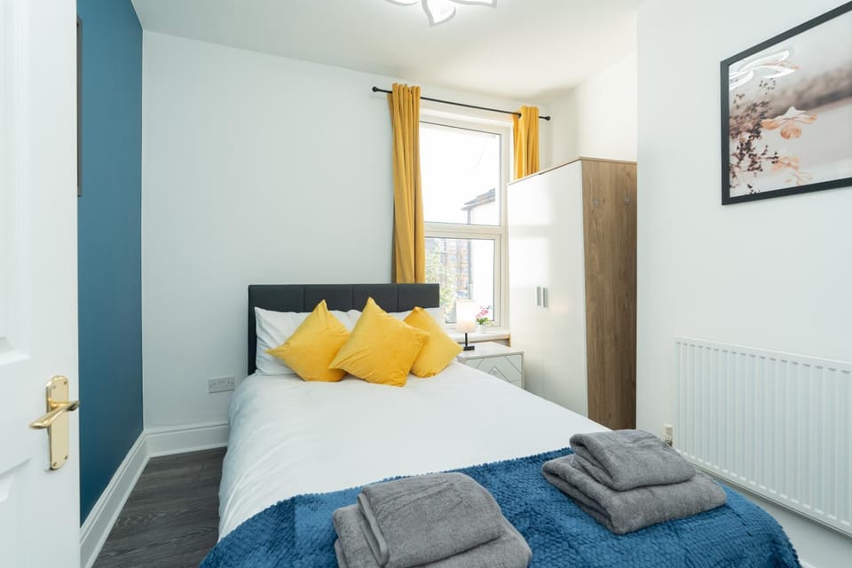 Open Mind Property - Stylish 4BR House with 7 Beds Apartment in Portsmouth