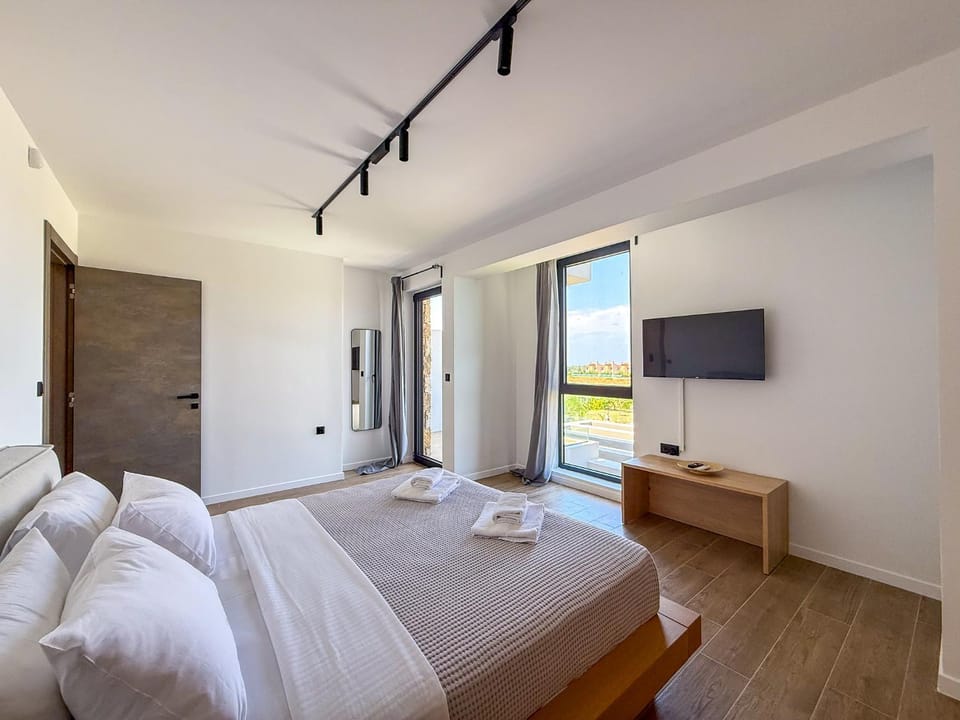 Bed, TV and multimedia, Bedroom