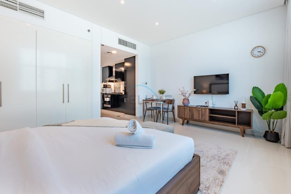Walking Distance to Bay Avenue Mall, 5 Minutes Drive to Downtown Dubai, Close to Metro Station, With Canal View, The Cosmopolitan, Business Bay by Deluxe Holiday Homes Apartment in Dubai
