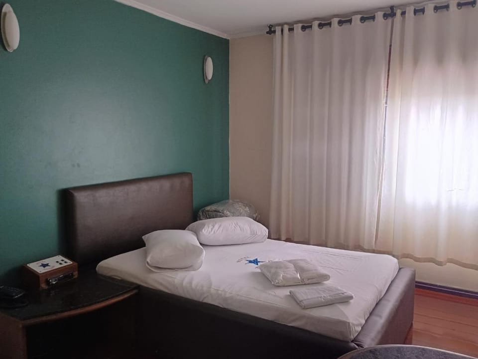 Photo of the whole room, towels