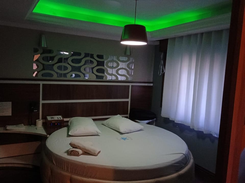 Bed, Photo of the whole room, towels