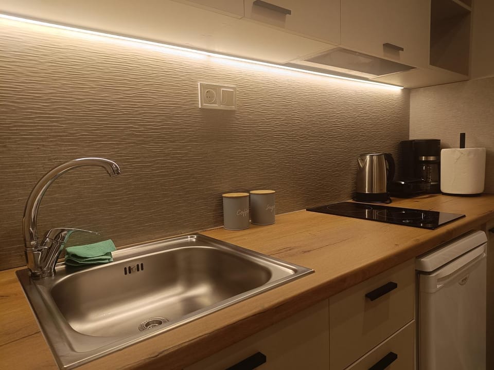 Coffee/tea facilities, Kitchen or kitchenette, stove