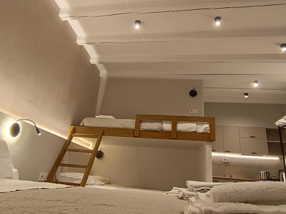 Bed, Photo of the whole room, Bedroom, bunk bed, towels