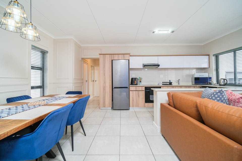 Kitchen or kitchenette, Living room, Seating area, Dining area, dishwasher, stove