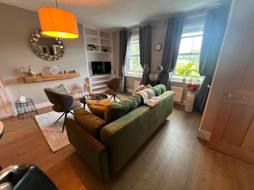 Bright Teddington Home Near River Walks Apartment in Kingston upon Thames