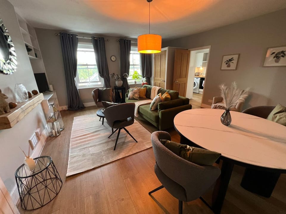 Bright Teddington Home Near River Walks Apartment in Kingston upon Thames