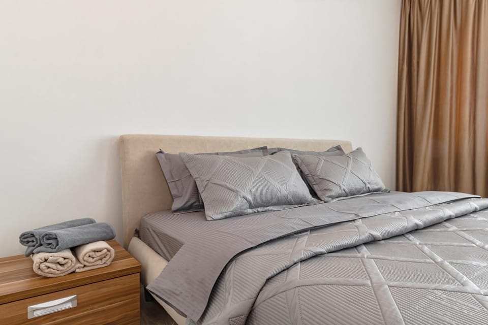 Bed, Photo of the whole room, Bedroom, towels