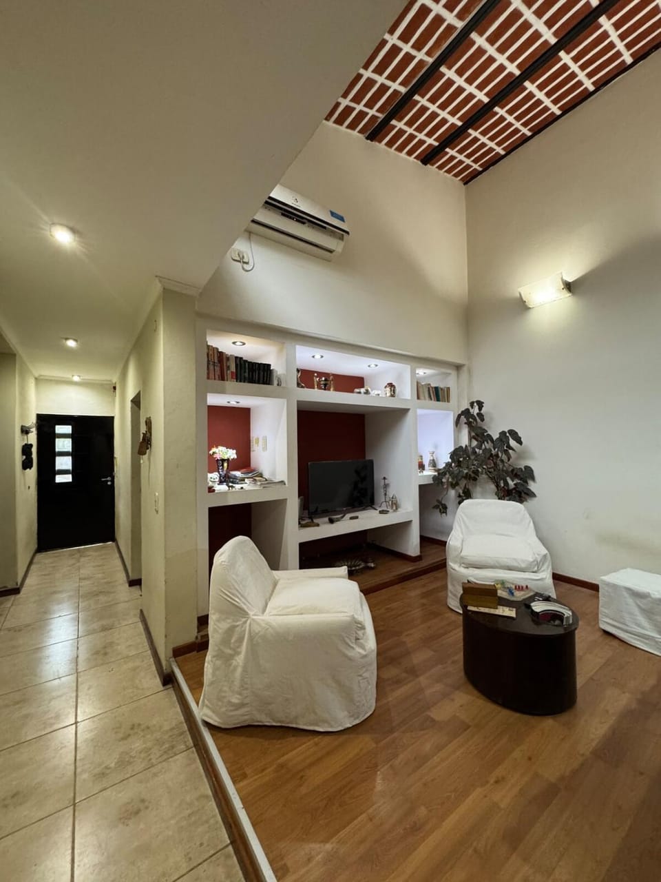Bed, TV and multimedia, Living room, Photo of the whole room, Seating area, Bedroom, air conditioner