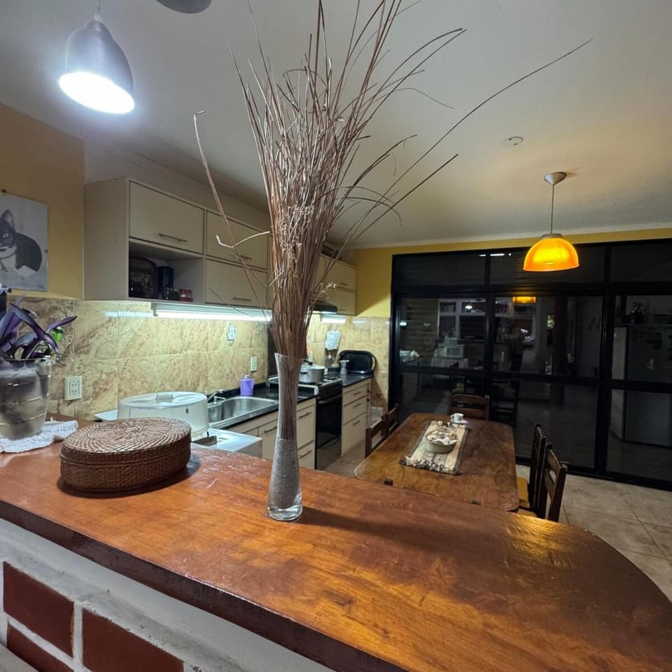 Kitchen or kitchenette, minibar