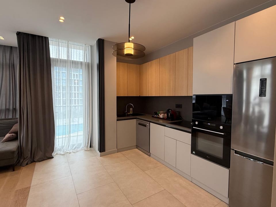 Kitchen or kitchenette, dishwasher, oven