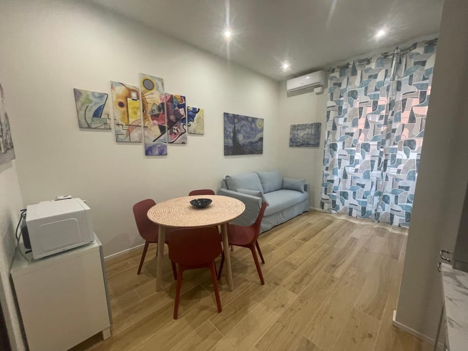 Living room, Seating area, Dining area, microwave, air conditioner