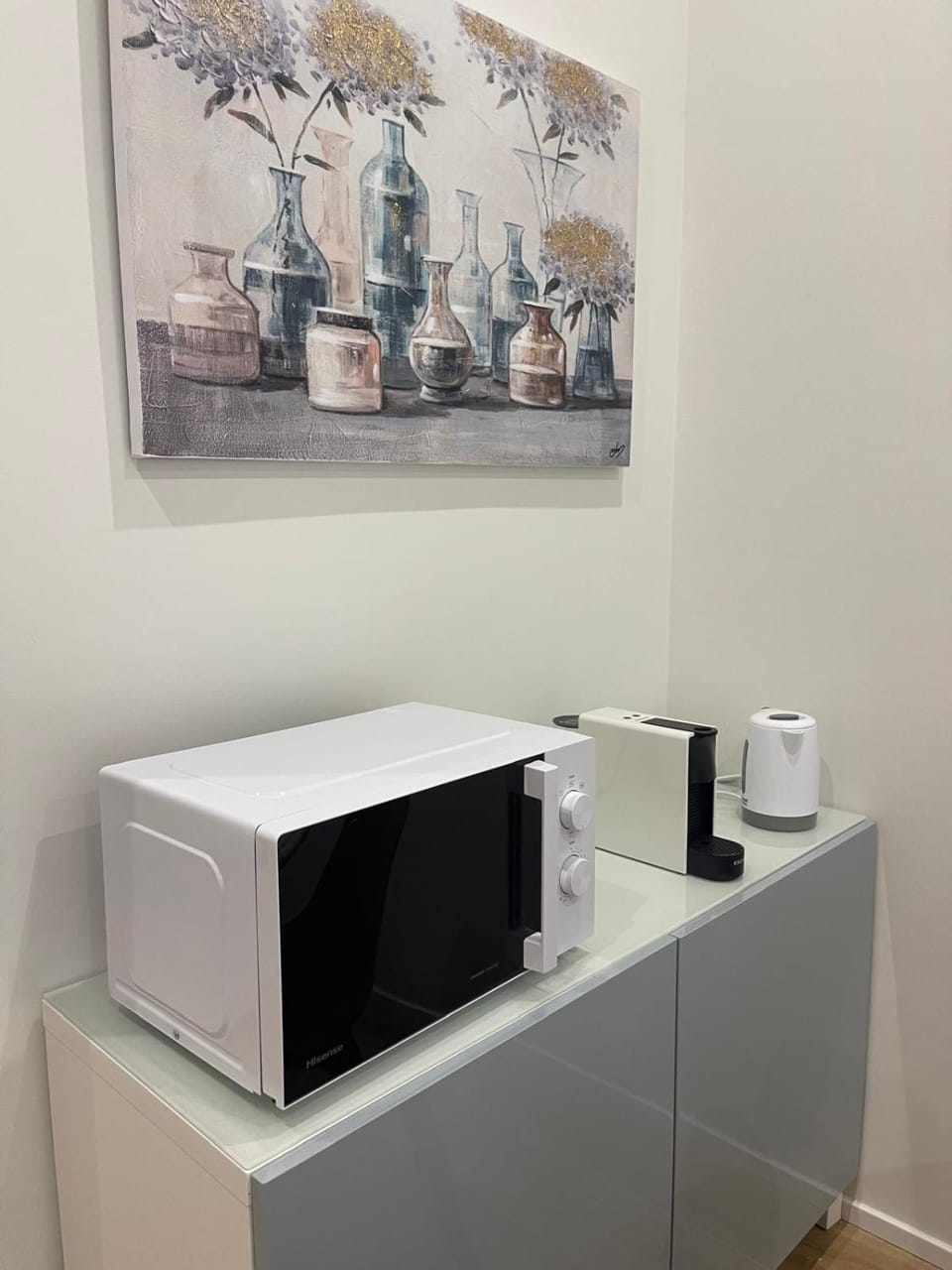 Coffee/tea facilities, microwave