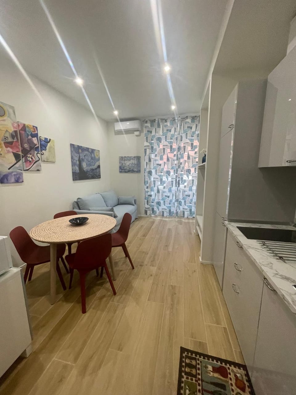 Kitchen or kitchenette, Living room, Seating area, Dining area, stove