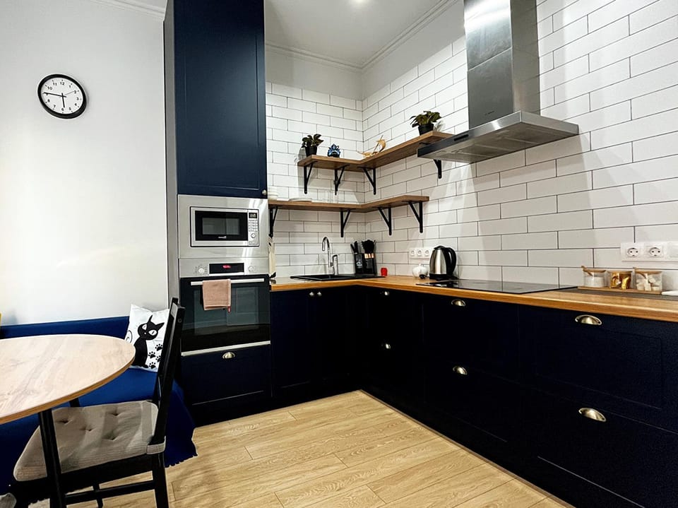 Kitchen or kitchenette, Dining area, oven, stove