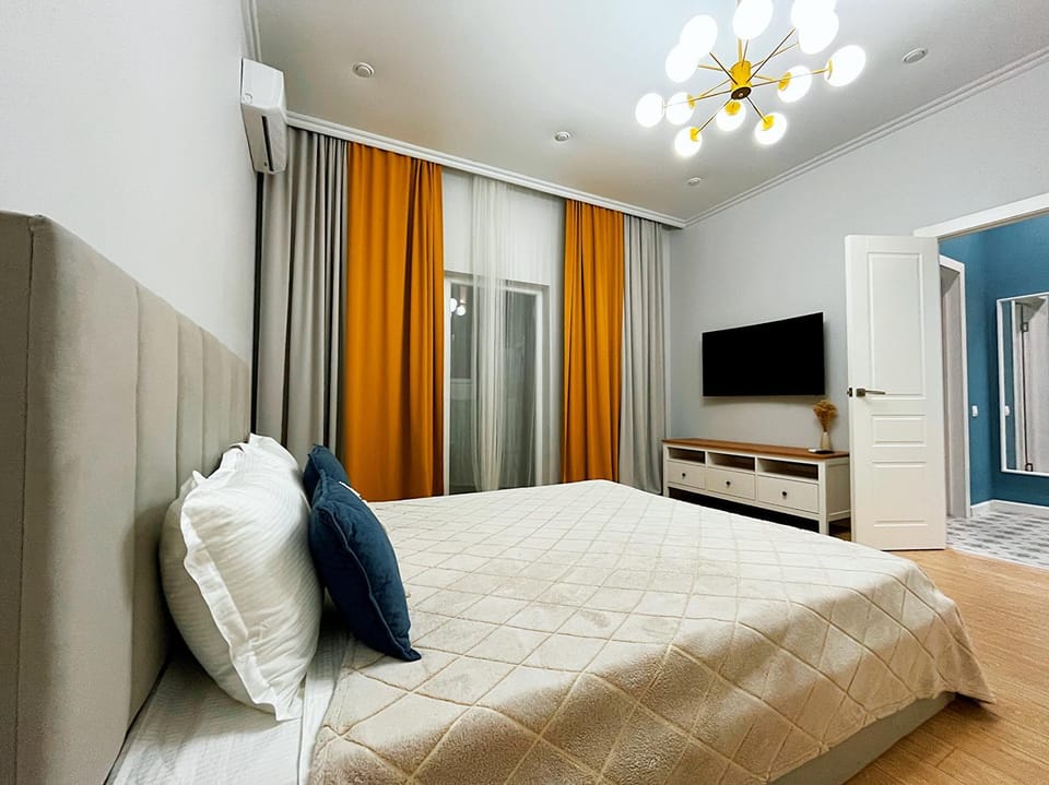 Bed, TV and multimedia, Bedroom