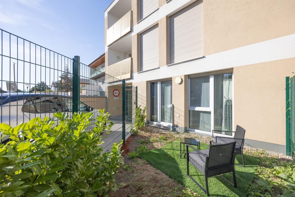 Deluxe Apartment with garden! Free Garage Parking included! Near SCS & Industry Center NÖ Apartment in Hungary