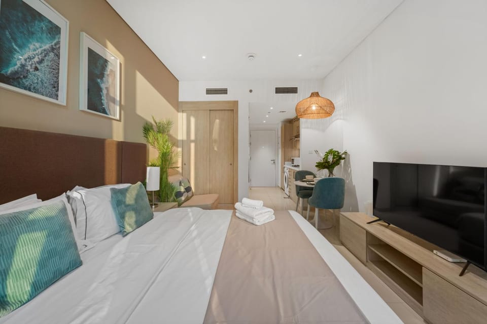Seven Palm Studio Roof Top Pool Beach Gym for free Apartment in Dubai