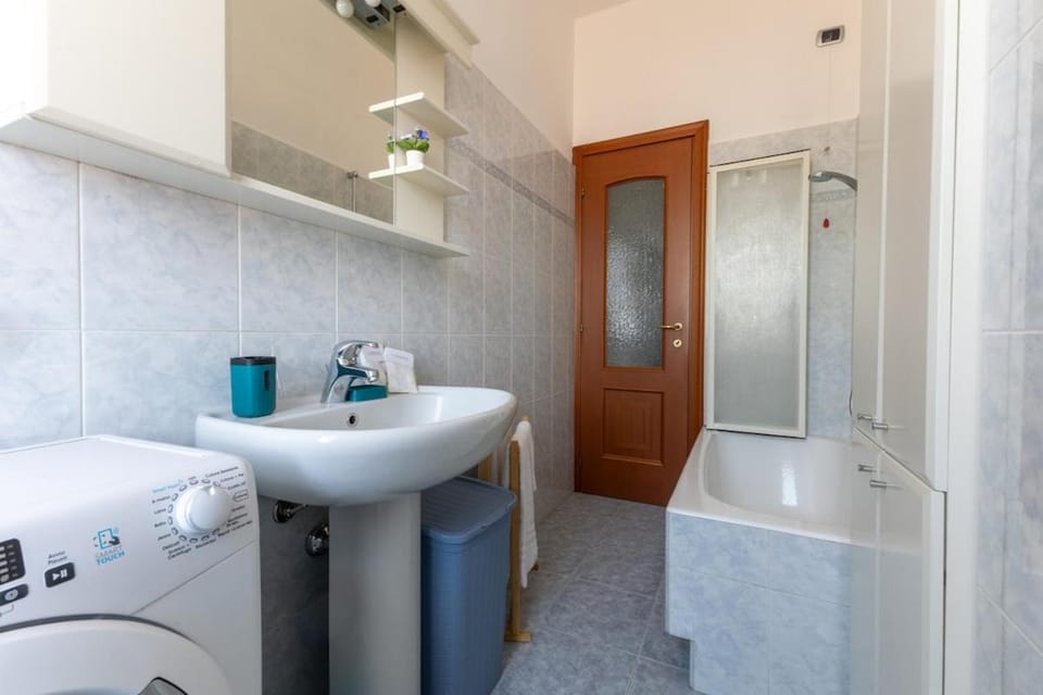 Shower, Bathroom, towels, washing machine