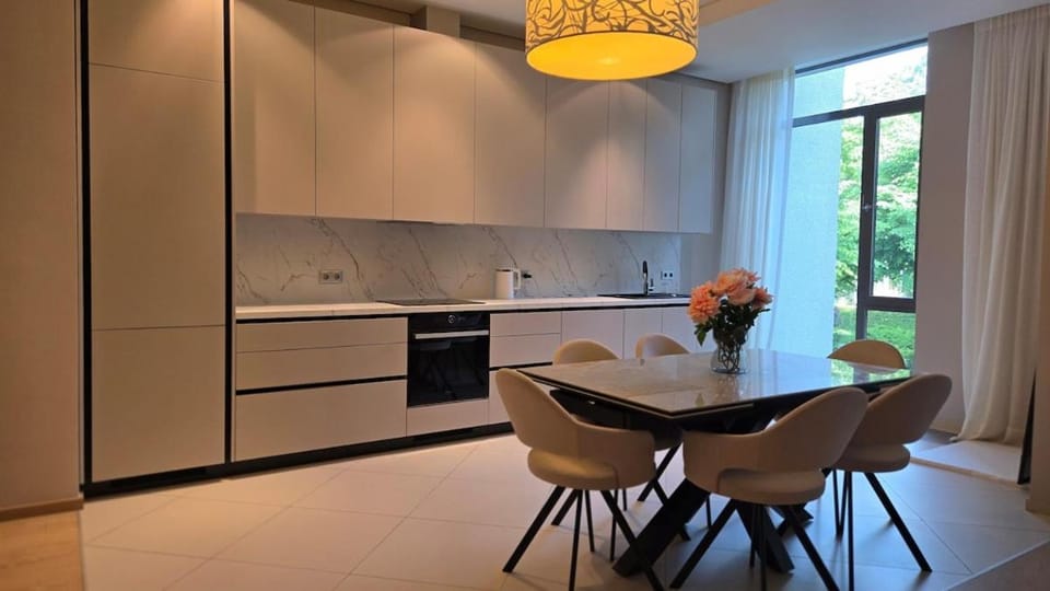 Coffee/tea facilities, Kitchen or kitchenette, Dining area, dishwasher, oven, stove