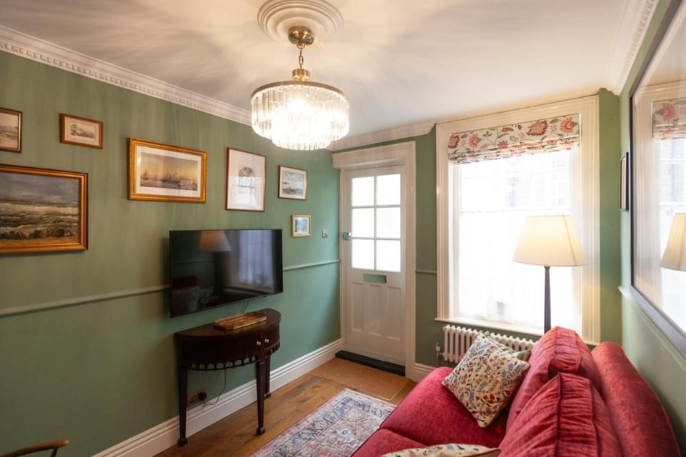 TV and multimedia, Living room, Seating area, Evening entertainment