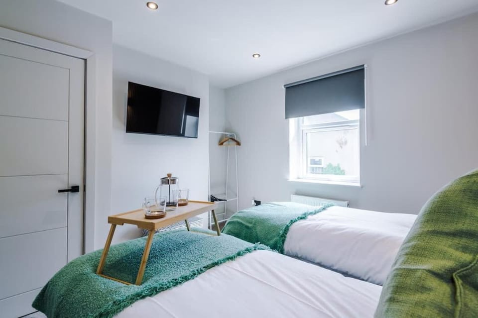 Stylish 1BR Apartment with EV Parking Apartment in Llandudno