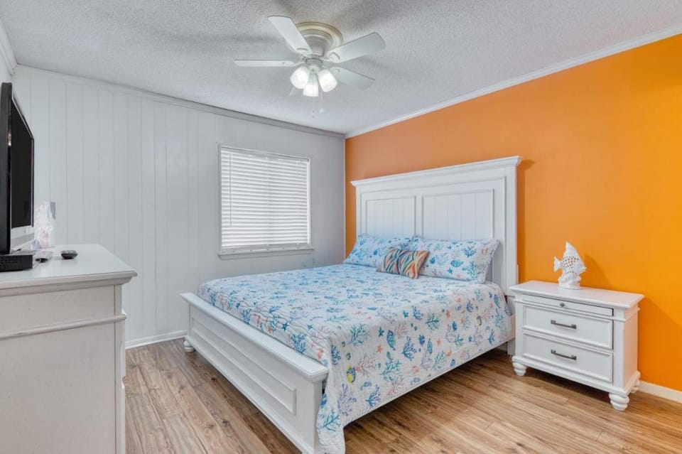 2 Bedroom Oceanview Condo at Sea Cabin! Sleeps 5! Cabin in North Myrtle Beach