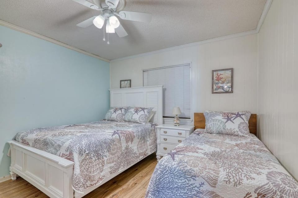 2 Bedroom Oceanview Condo at Sea Cabin! Sleeps 5! Cabin in North Myrtle Beach