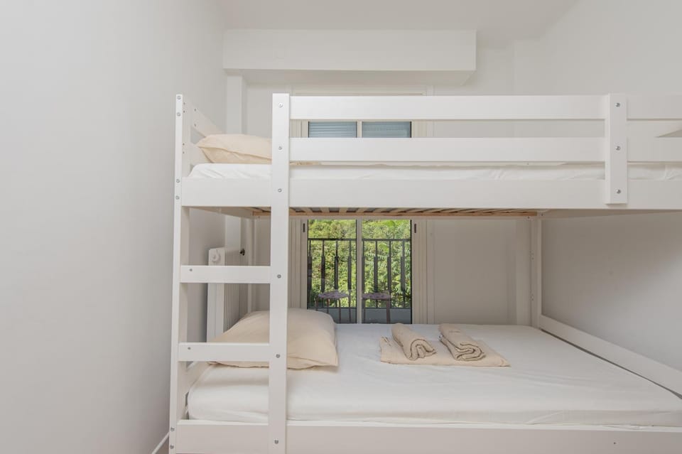 Bed, Photo of the whole room, Bedroom, bunk bed, towels