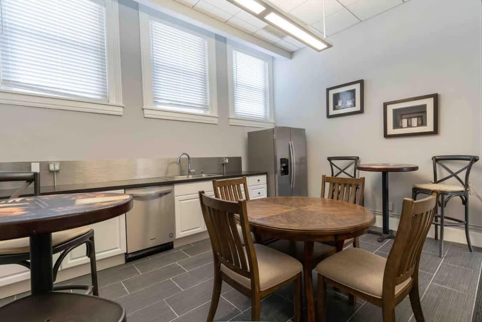 Luxury Downtown 3- bedroom Apt with WiFi Apartment in Jefferson County