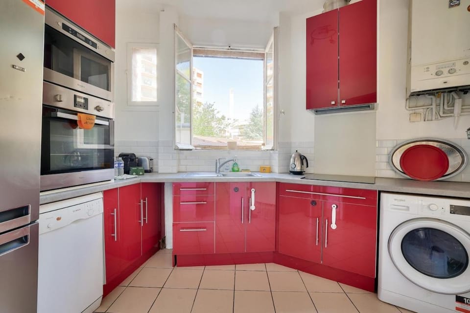 Lovely 2BR Flat with balcony - Eiffel Tower & Seine Apartment in Paris