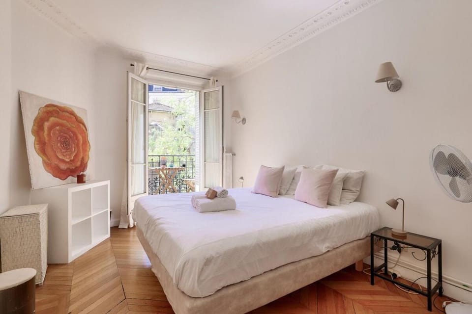 Lovely 2BR Flat with balcony - Eiffel Tower & Seine Apartment in Paris