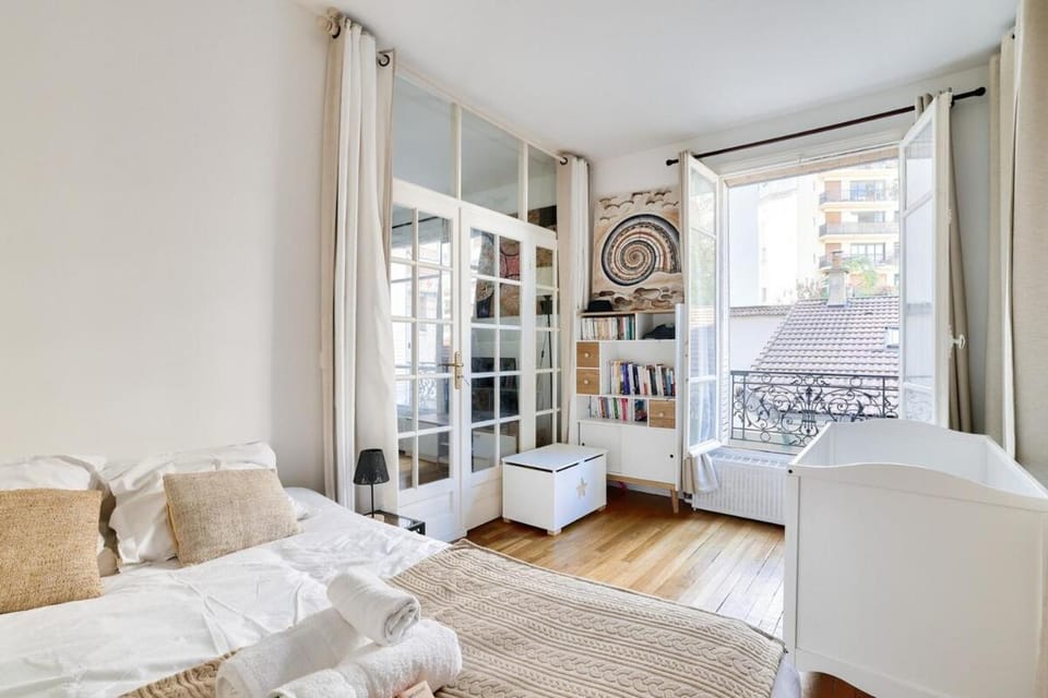 Lovely 2BR Flat with balcony - Eiffel Tower & Seine Apartment in Paris
