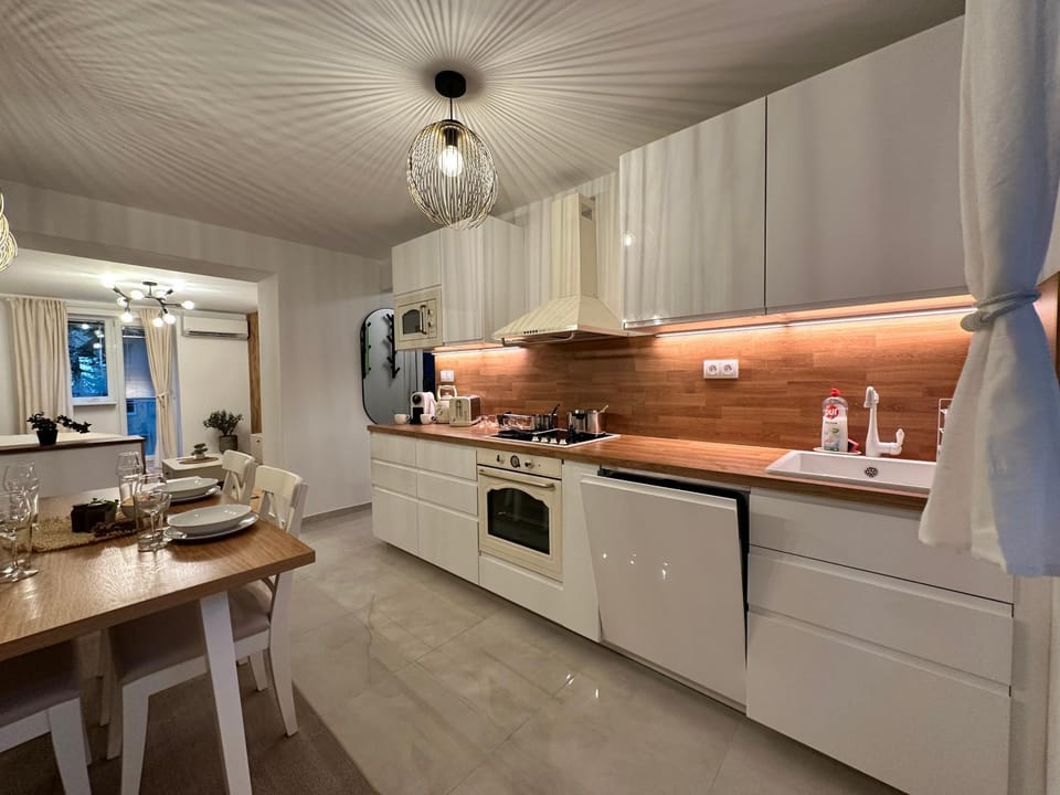Kitchen or kitchenette, Dining area