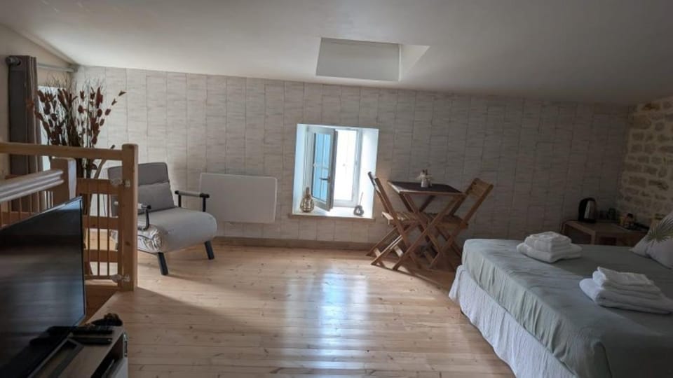Photo of the whole room, Bedroom