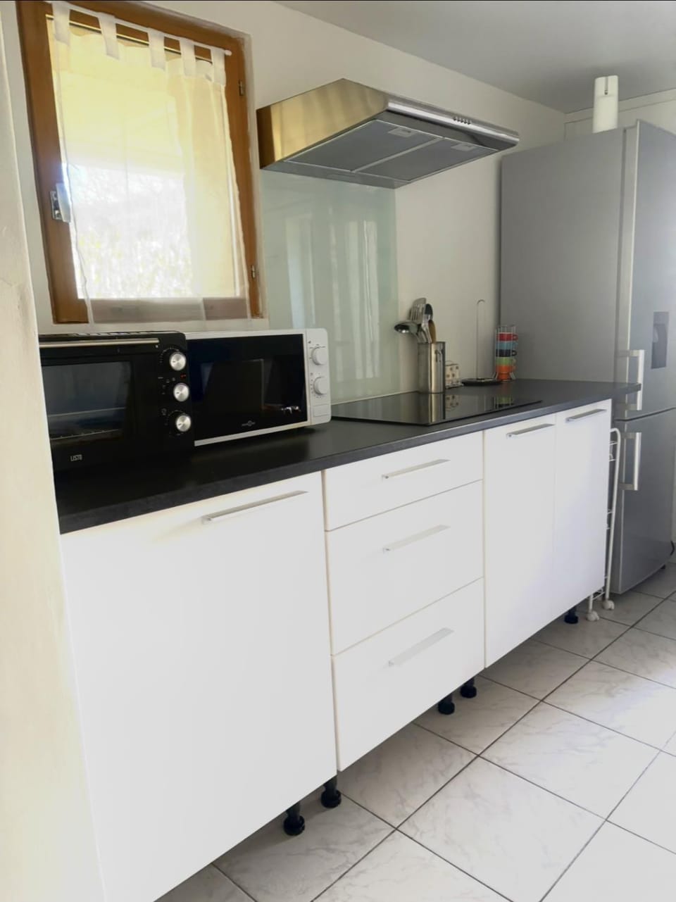 Coffee/tea facilities, Kitchen or kitchenette, microwave, oven, stove