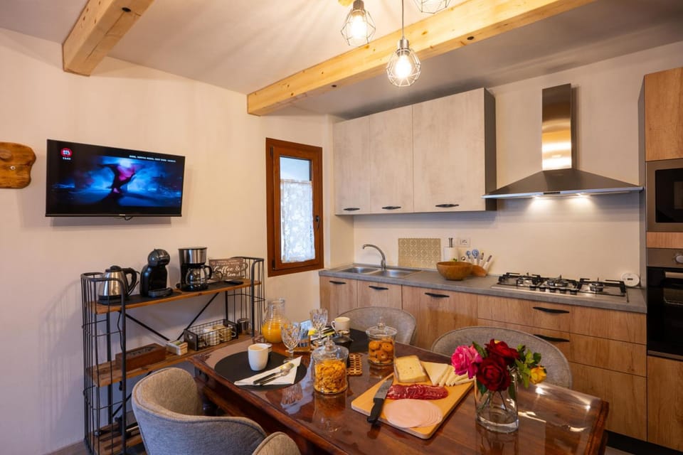 Kitchen or kitchenette, Dining area