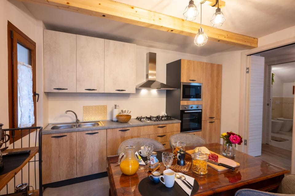 Kitchen or kitchenette, Dining area